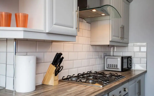 Large 3 Bed Apartment-sea Road