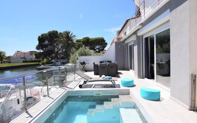 392- casa al canal con amarre y jacuzzi