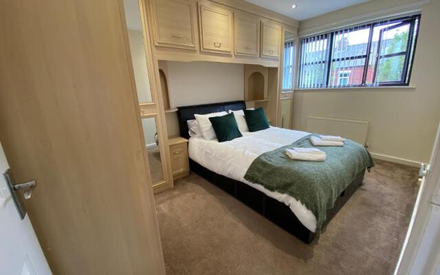Comfortable Manchester House with Conservatory & Parking