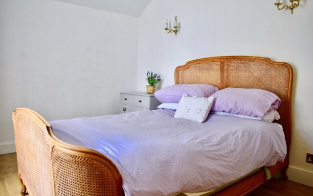 Light and Open 2 Bedroom Flat by Gloucester Road