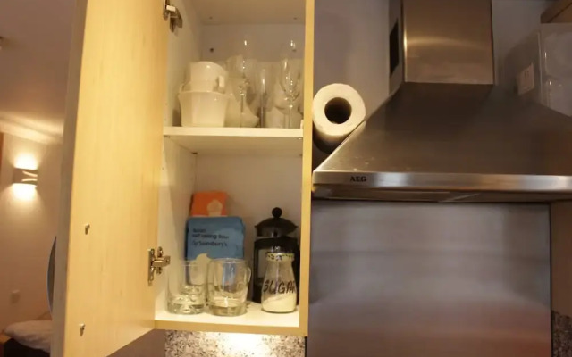 Tower Hill Studio Appartment