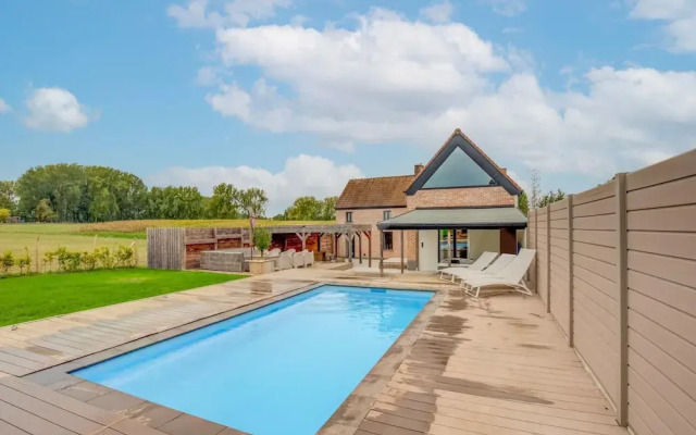 Lush Holiday Home in Vlaanderen With Private Pool