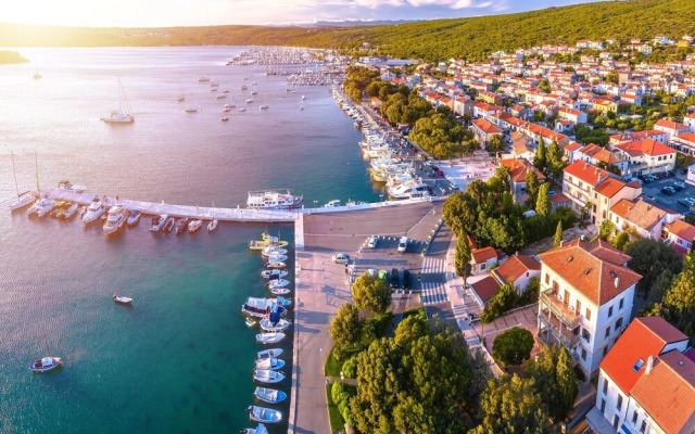 Seafront Apartment Nana