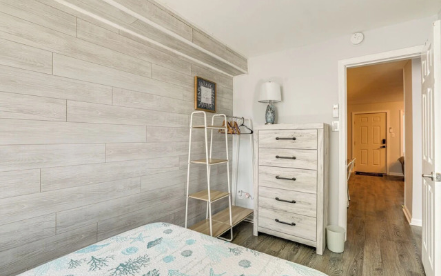 Wildwood Condo: Community Pool, Walk to Beach!