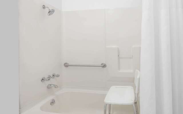 Days Inn by Wyndham Greensboro Airport