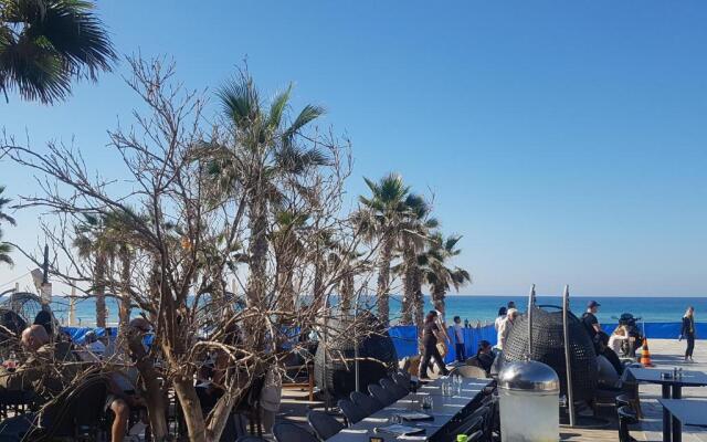 Colony Beach Apartment 705