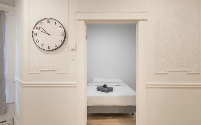 Beautiful Private Bedroom in Mile-End