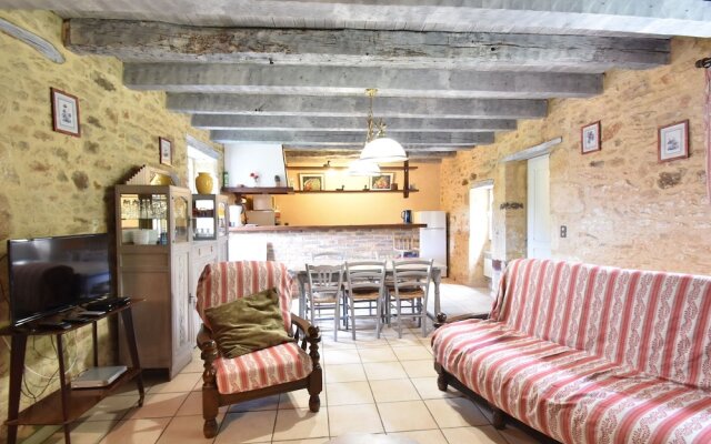 Beautiful Holiday Home in Wooded Grounds Near Villefranche-du-périgord