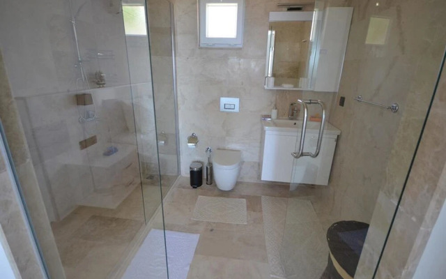 Villa Esma by Akdenizvillam