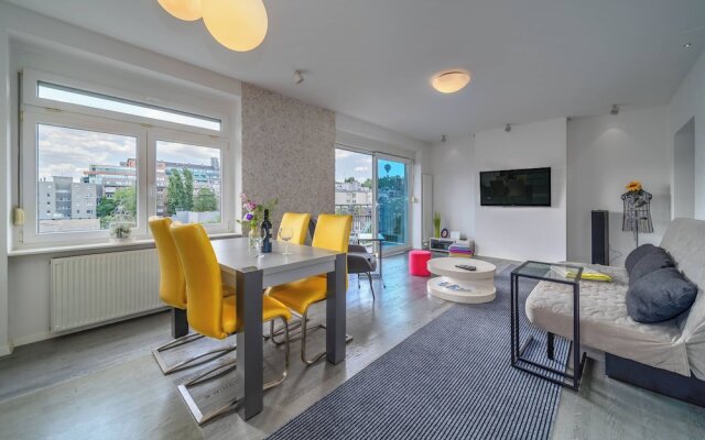 Silver Apartment With Hot Tub And Balcony