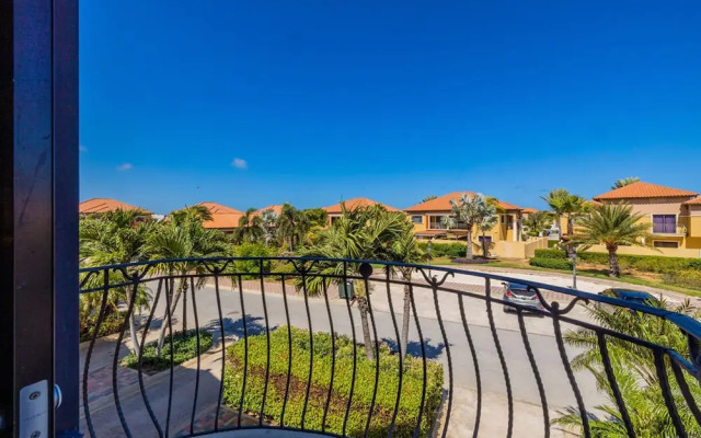Townhome Goldcoast GYM Pools 24 7 Security