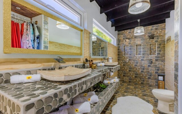 Private Retreat w 5 BR Spa Pool Jacuzzi