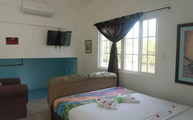 Poolside Seaview Studio With Infinity Pool & Overwater Deck Near Airport, 1st FL