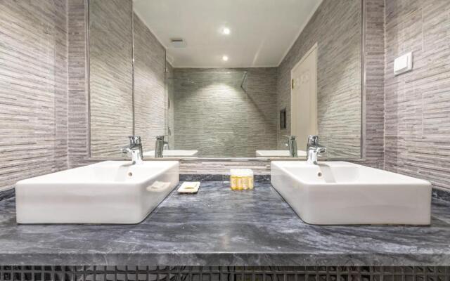 Stylish Apartment with Private Terrace and Garage