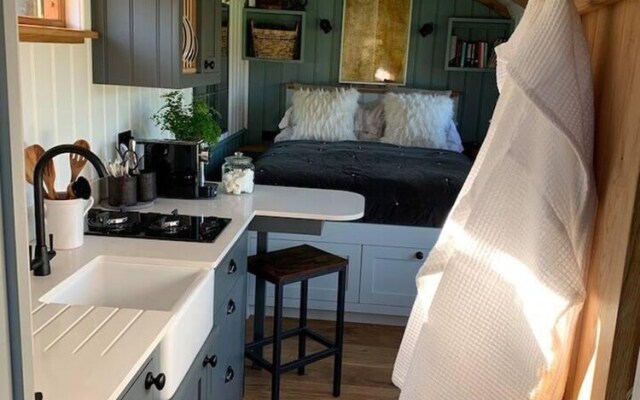 Luxury Hut - With own hot Tub, in Tunbridge Wells
