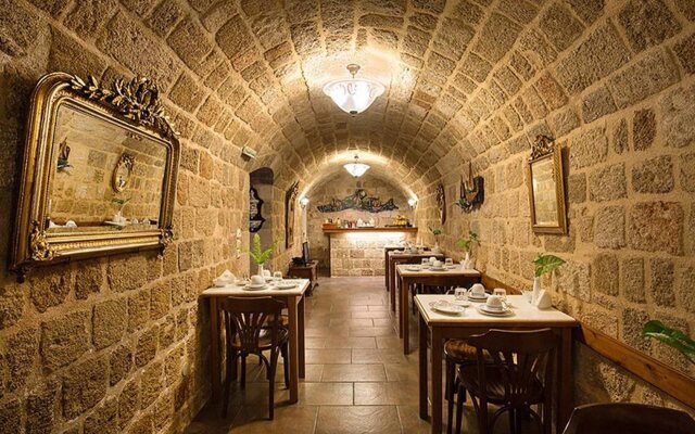 Camelot Traditional & Classic Hotel