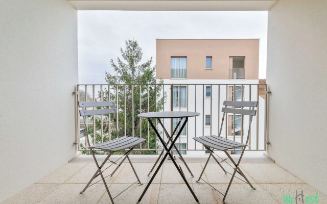 Apartment With Balcony in Paris