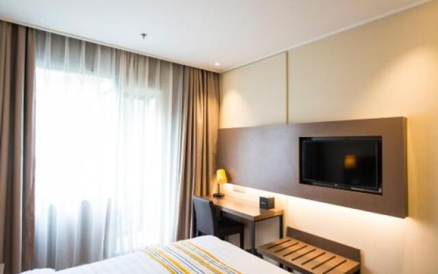 Home Inn Plus Shanghai Yushan Road Yuanshen Sports Center – Guest Rooms – Shanghai
