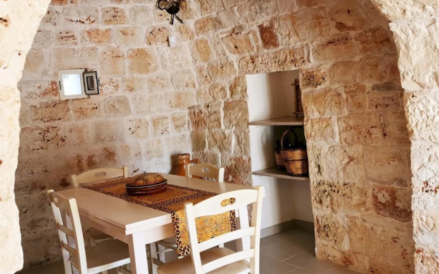Antico trullo ristrutturato con piscina e giardino