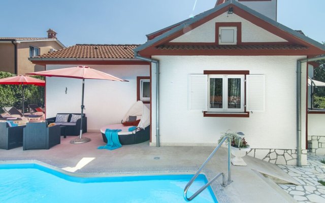 Comfortable Villa in Porec with Private Swimming Pool