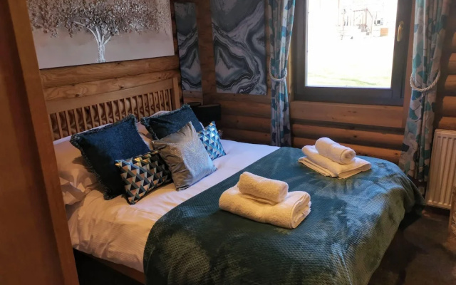 Starlight Log Cabin - With Hot Tub and Lake View