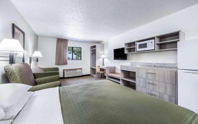 Bearcat Inn and Suites