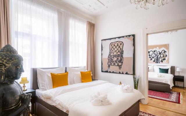 Kafka Apartment 4BR+2bath Old Town