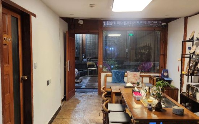 Ruochen Xuyu (Morning's Preface) Lion Hill Naxi Courtyard – People – Lijiang
