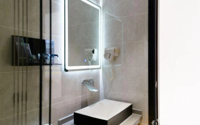 Elong ME Hotel (Xiamen University Shimao Twin Towers)