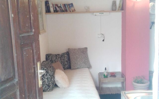 Studio in Belgrade, with Wonderful City View, Enclosed Garden And Wifi - 2 Km From the Beach