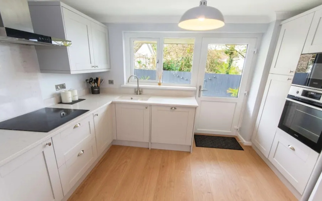 Oceanside Sleeps 6 Walk to Beach & Stylish