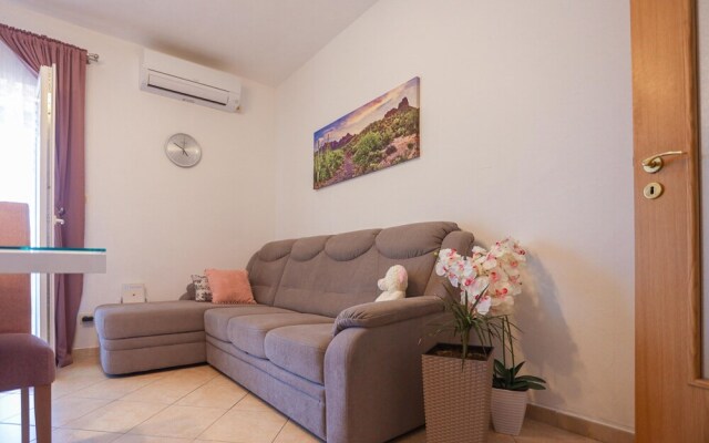 Apartment Vesna near beach with balcony