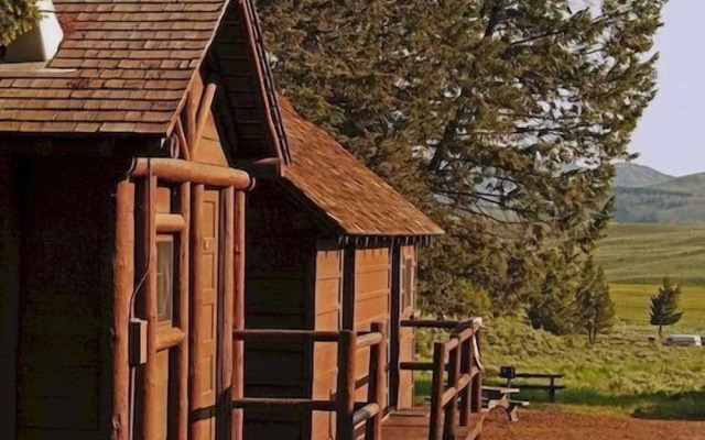 Roosevelt Lodge & Cabins