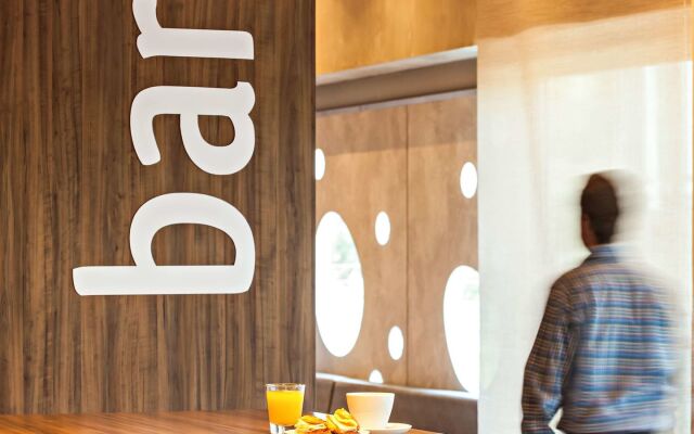 Ibis Pilar