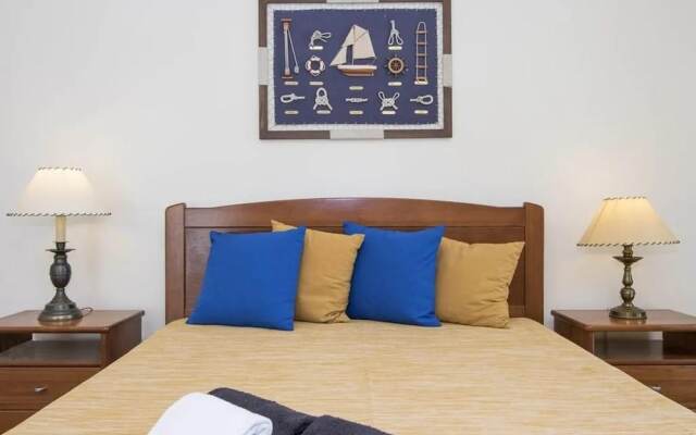 Villa Fati in Pen Nsula de Tr ia