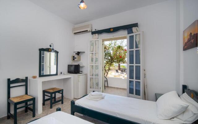 Isalos rooms on the beach