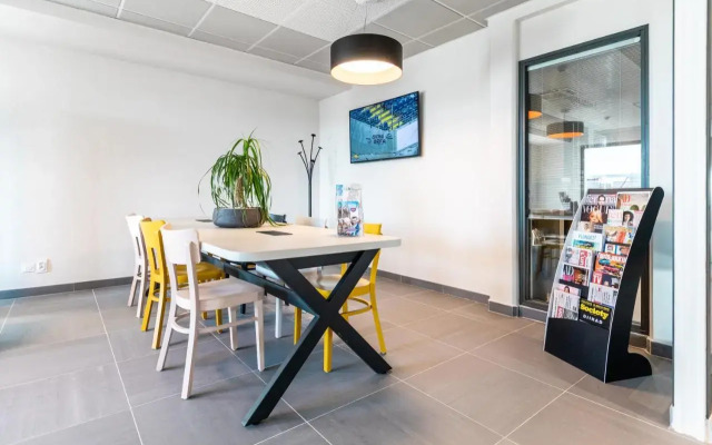 B&B HOTEL Troyes Magasins d'usine