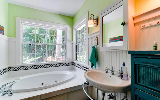 Captain's Quarters Spinnakers - 202 - 56th 1