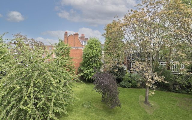 Immaculate two Bedroom Apartment in Chelsea by Underthedoormat