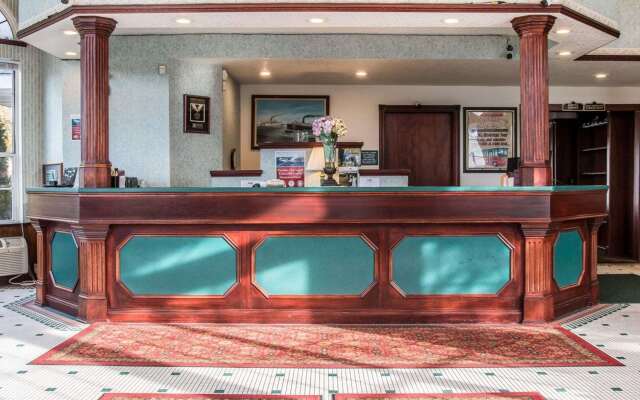 Clarion Hotel Mackinaw City Beachfront