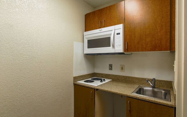 HomeTowne Studios by Red Roof Houston - West Oaks/ Energy Corridor