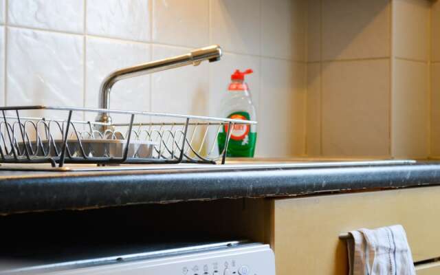 Bright 2 Bedroom Apartment With Parking in Edinburgh