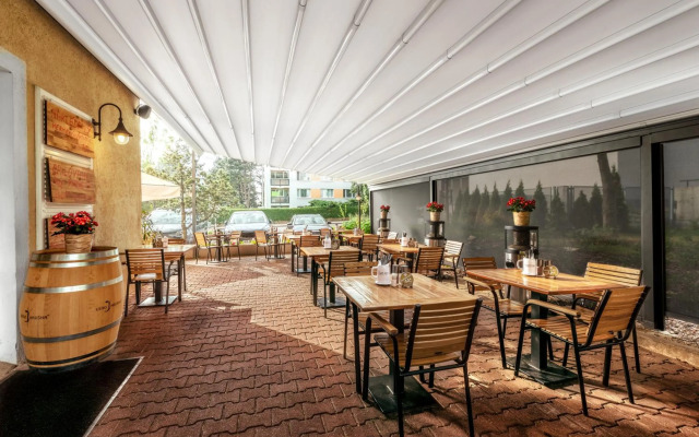 Prague Hotel Carl Inn restaurant & Free Parking