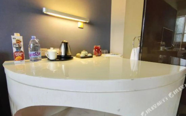 Zhongzhou Yihe Hotel (Dennis City Plaza)