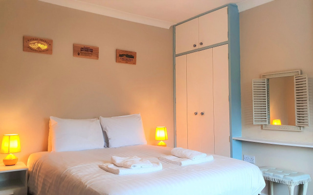 5 Bed, 2 Bath Home + Terrace, Garden & Parking