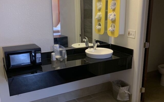 Super 8 - North Lima OH