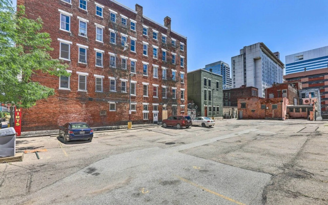 Contemporary Cincinnati Condo - Pets Allowed!