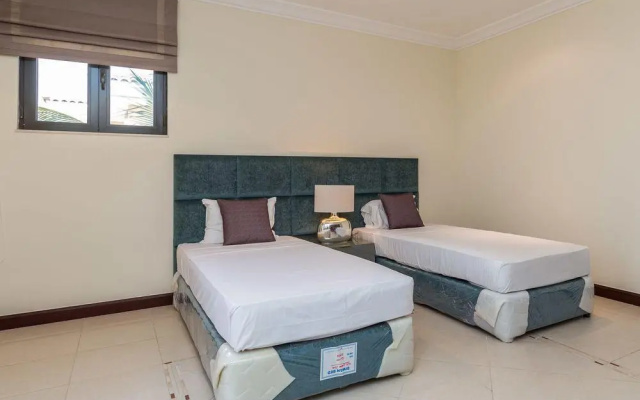 Palm Jumeirah Villa in Frond O by Deluxe Holiday Homes
