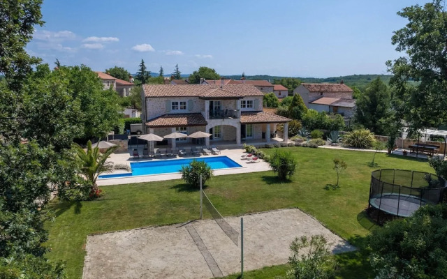 Picturesque Villa in Verteneglio With Pool