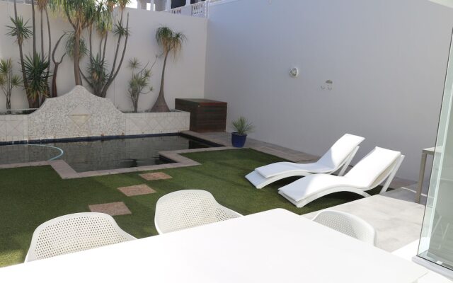 Camps Bay Holiday Home - Walk to the Beach